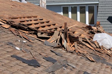 Ev Çatı İnşaat Alanı. Eski çatının kaldırılması ve yeni malzemelerin değiştirilmesi. Çatılar, her evin önemli bir parçasıdır. Onu doğa şartlarından ve meraklı komşulardan güvende ve kuru tutar. Eski asfalt kiremitlerini değiştirerek çatı onarımı. 