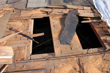 Ev Çatı İnşaat Alanı. Eski çatının kaldırılması ve yeni malzemelerin değiştirilmesi. Çatılar, her evin önemli bir parçasıdır. Onu doğa şartlarından ve meraklı komşulardan güvende ve kuru tutar. Eski asfalt kiremitlerini değiştirerek çatı onarımı. 