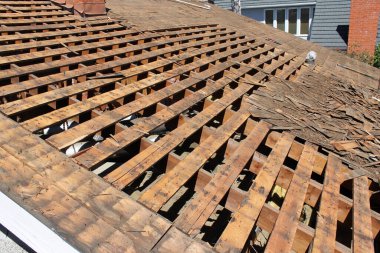 Ev Çatı İnşaat Alanı. Eski çatının kaldırılması ve yeni malzemelerin değiştirilmesi. Çatılar, her evin önemli bir parçasıdır. Onu doğa şartlarından ve meraklı komşulardan güvende ve kuru tutar. Eski asfalt kiremitlerini değiştirerek çatı onarımı. 