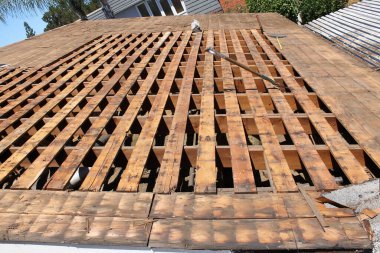 Ev Çatı İnşaat Alanı. Eski çatının kaldırılması ve yeni malzemelerin değiştirilmesi. Çatılar, her evin önemli bir parçasıdır. Onu doğa şartlarından ve meraklı komşulardan güvende ve kuru tutar. Eski asfalt kiremitlerini değiştirerek çatı onarımı. 