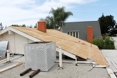 Ev Çatı İnşaat Alanı. Eski çatının kaldırılması ve yeni malzemelerin değiştirilmesi. Çatılar, her evin önemli bir parçasıdır. Onu doğa şartlarından ve meraklı komşulardan güvende ve kuru tutar. Eski asfalt kiremitlerini değiştirerek çatı onarımı. 