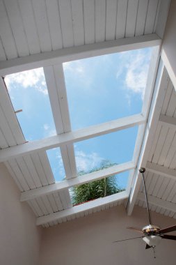 Ev Çatı İnşaat Alanı. Eski çatının kaldırılması ve yeni malzemelerin değiştirilmesi. Üç metrelik tavan penceresinin büyük bir şekilde onarılması ve kaldırılması nedeniyle her şeyin koruyucu ağır plastikle kaplı olduğu bir evin içi. Ağır plastik.. 