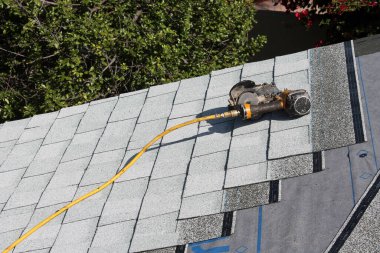 Ev Çatı İnşaat Alanı. Eski çatının kaldırılması ve yeni malzemelerin değiştirilmesi. Çatılar, her evin önemli bir parçasıdır. Onu doğa şartlarından ve meraklı komşulardan güvende ve kuru tutar. Eski asfalt kiremitlerini değiştirerek çatı onarımı. 