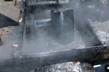 İnşaat alanı. Tanımlanamayan işçiler Sıcak Yaz günü Güney Kaliforniya 'da Ev Erimiş Katran, Asfalt Çarşafları ve Bezelye Çakıl' ı düz bir çatıya sermek için Sıcak Tar namı diğer Sıcak Paspas kullanırlar. Çatılar evler ve binalar için önemlidir. Çatıda sıcak katran. 