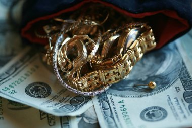 Altın için nakit. Mavi İpek 'te eski altın mücevher. Para için. Dolar. Nakit. Banknotlar. Altın için nakit. Nakit 4 altın. Altın mücevherlerle dolu bir kese. Altın için nakit para sunar. İş ve Finans. Para karşılığında mücevher ve altın sikkeler. Zengin. Varlıklı. Nakit