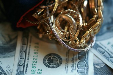 Altın için nakit. Mavi İpek 'te eski altın mücevher. Para için. Dolar. Nakit. Banknotlar. Altın için nakit. Nakit 4 altın. Altın mücevherlerle dolu bir kese. Altın için nakit para sunar. İş ve Finans. Para karşılığında mücevher ve altın sikkeler. Zengin. Varlıklı. Nakit