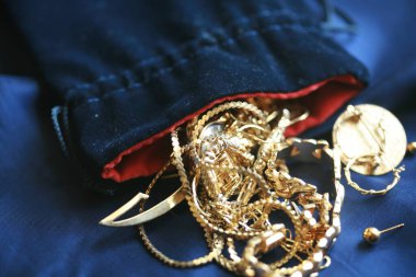 Altın için nakit. Mavi İpek 'te eski altın mücevher. Para için. Dolar. Nakit. Banknotlar. Altın için nakit. Nakit 4 altın. Altın mücevherlerle dolu bir kese. Altın için nakit para sunar. İş ve Finans. Para karşılığında mücevher ve altın sikkeler. Zengin. Varlıklı. Nakit