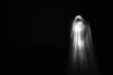 Hayalet. Gerçek bir hayalet, Süper Doğal 'ın bu gerçek fotoğrafında kendini gösterir. Cadılar Bayramı partisi için hayalet kostümlü biri. Cadılar Bayramı hayaleti Cadılar Bayramı balkabağı. Balkabağı feneri. Terk edilmiş perili evde hayalet. Korkunç bir ruhun korku sahnesi.