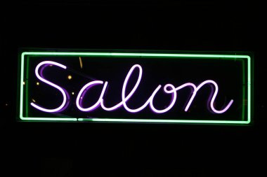 Neon İşaretleri. Neon işaretleri, nadir bulunan neon veya diğer gazları içeren uzun, parlak gaz boşaltımlı tüpler tarafından aydınlatılan elektrik işaretleridir. Işık yayan tüpler, bir metnin yazılabileceği renkli çizgiler ya da özellikle işaret diliyle çizilebilecek bir resim oluşturur. NEON.