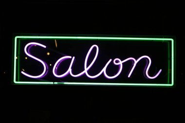 Neon İşaretleri. Neon işaretleri, nadir bulunan neon veya diğer gazları içeren uzun, parlak gaz boşaltımlı tüpler tarafından aydınlatılan elektrik işaretleridir. Işık yayan tüpler, bir metnin yazılabileceği renkli çizgiler ya da özellikle işaret diliyle çizilebilecek bir resim oluşturur. NEON.