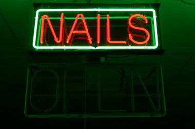 Neon İşaretleri. Neon işaretleri, nadir bulunan neon veya diğer gazları içeren uzun, parlak gaz boşaltımlı tüpler tarafından aydınlatılan elektrik işaretleridir. Işık yayan tüpler, bir metnin yazılabileceği renkli çizgiler ya da özellikle işaret diliyle çizilebilecek bir resim oluşturur. NEON.