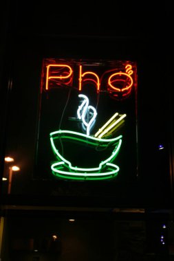 Neon İşaretleri. Neon işaretleri, nadir bulunan neon veya diğer gazları içeren uzun, parlak gaz boşaltımlı tüpler tarafından aydınlatılan elektrik işaretleridir. Işık yayan tüpler, bir metnin yazılabileceği renkli çizgiler ya da özellikle işaret diliyle çizilebilecek bir resim oluşturur. NEON.