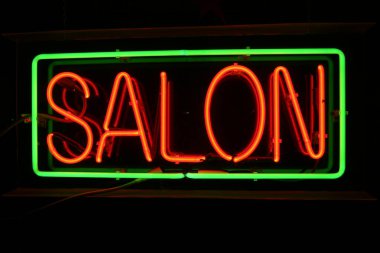 Neon İşaretleri. Neon işaretleri, nadir bulunan neon veya diğer gazları içeren uzun, parlak gaz boşaltımlı tüpler tarafından aydınlatılan elektrik işaretleridir. Işık yayan tüpler, bir metnin yazılabileceği renkli çizgiler ya da özellikle işaret diliyle çizilebilecek bir resim oluşturur. NEON.