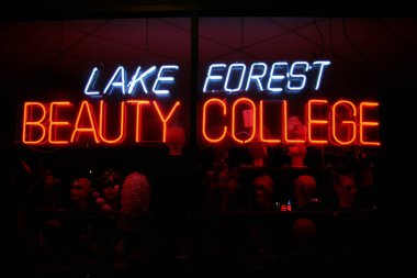 Neon İşaretleri. Neon işaretleri, nadir bulunan neon veya diğer gazları içeren uzun, parlak gaz boşaltımlı tüpler tarafından aydınlatılan elektrik işaretleridir. Işık yayan tüpler, bir metnin yazılabileceği renkli çizgiler ya da özellikle işaret diliyle çizilebilecek bir resim oluşturur. NEON.