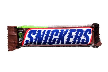 Snickers çikolatası. Bir Snickers çikolatası. Beyazda izole edilmiş. Beyaz üzerine Snickers çikolatası. Snickers, Mars Inc. 'nin yaptığı çikolatalı gofret karamelli ve fıstıklı ve sütlü çikolatayla kaplı bir çikolatadır.. 