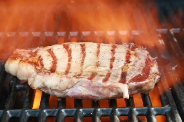 Pirzola bifteği. Barbekü ızgarasında biftek pişirmek. Taze ızgara kemiksiz kaburga bifteği. Ette ızgara izleri var. Izgara pirzola. Pirzola Bifteği. Mermer et. Taze ızgara biftek. Orta pişmiş pirzola bifteği. Akşam yemeğinde et. Öğle yemeği..