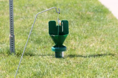 Japon Böcek Kapanı. Bu plastik tuzak, bir huniye bağlanmış dört yüzgeçten oluşuyor. Bu da böcekleri tuzağın dibindeki bir konserve kutusuna yönlendiriyor. S kancası tüm tuzağı çubuktan ayırır..