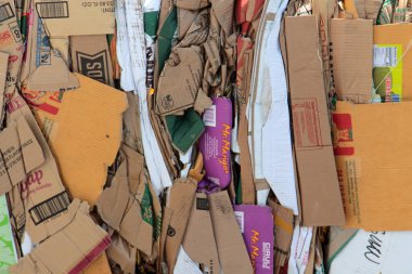 Lake Forest, California - ABD - 12 Ağustos 2025: Karton. Geri dönüşüm için toplanan atık karton. Geri dönüşüm. Eski karton kutular. Nakliye kutusu. Depo kutusu. Geri dönüşümlü malzeme. Dünyayı Kaydet. 