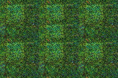 Geçmişi ve dokuları. Yaratıcı projeler için fon. Sarı-yeşil otların doğal arka planı. Yerde odun parçaları var. Dışarıda bir bahçede odun kırıntıları. Rastgele arkaplan kalıpları.