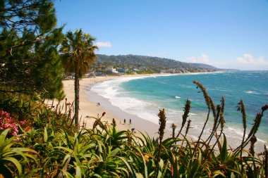 Laguna Sahili, Kaliforniya. Laguna Sahili, Main Beach. Crescent Bay of Laguna Beach, Orange County, Kaliforniya ABD. Laguna. Heisler Park 'taki Pasifik Okyanusu manzarası. Orange County California 'da. Sörf yukarı. Laguna Sahili Sahil Hattı ve Pasifik Sahil Otoyolu.