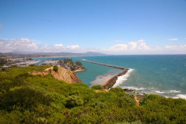 Dana Point. Dana Point, Güney Kaliforniya 'da, Orange County' de bir şehirdir. Dana Point Limanı, marinaları ve eklektik butikleriyle, yunus balıkları ve balina izleme gezileri için bir başlangıç noktasıdır. Dana Point 'te lüks yat ve teknelerin üzerinde gün batımı. 