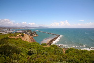Dana Point. Dana Point, Güney Kaliforniya 'da, Orange County' de bir şehirdir. Dana Point Limanı, marinaları ve eklektik butikleriyle, yunus balıkları ve balina izleme gezileri için bir başlangıç noktasıdır. Dana Point 'te lüks yat ve teknelerin üzerinde gün batımı. 