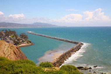 Dana Point. Dana Point, Güney Kaliforniya 'da, Orange County' de bir şehirdir. Dana Point Limanı, marinaları ve eklektik butikleriyle, yunus balıkları ve balina izleme gezileri için bir başlangıç noktasıdır. Dana Point 'te lüks yat ve teknelerin üzerinde gün batımı. 