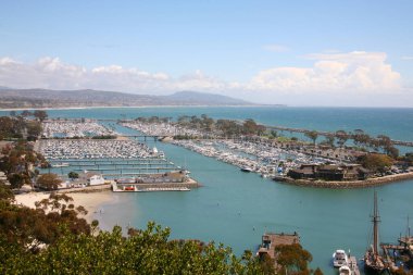 Dana Point. Dana Point, Güney Kaliforniya 'da, Orange County' de bir şehirdir. Dana Point Limanı, marinaları ve eklektik butikleriyle, yunus balıkları ve balina izleme gezileri için bir başlangıç noktasıdır. Dana Point 'te lüks yat ve teknelerin üzerinde gün batımı. 