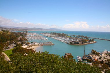 Dana Point. Dana Point, Güney Kaliforniya 'da, Orange County' de bir şehirdir. Dana Point Limanı, marinaları ve eklektik butikleriyle, yunus balıkları ve balina izleme gezileri için bir başlangıç noktasıdır. Dana Point 'te lüks yat ve teknelerin üzerinde gün batımı. 