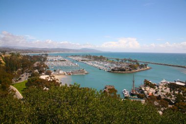 Dana Point. Dana Point, Güney Kaliforniya 'da, Orange County' de bir şehirdir. Dana Point Limanı, marinaları ve eklektik butikleriyle, yunus balıkları ve balina izleme gezileri için bir başlangıç noktasıdır. Dana Point 'te lüks yat ve teknelerin üzerinde gün batımı. 