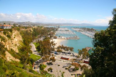 Dana Point. Dana Point, Güney Kaliforniya 'da, Orange County' de bir şehirdir. Dana Point Limanı, marinaları ve eklektik butikleriyle, yunus balıkları ve balina izleme gezileri için bir başlangıç noktasıdır. Dana Point 'te lüks yat ve teknelerin üzerinde gün batımı. 