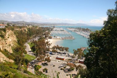 Dana Point. Dana Point, Güney Kaliforniya 'da, Orange County' de bir şehirdir. Dana Point Limanı, marinaları ve eklektik butikleriyle, yunus balıkları ve balina izleme gezileri için bir başlangıç noktasıdır. Dana Point 'te lüks yat ve teknelerin üzerinde gün batımı. 