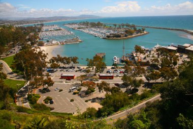 Dana Point. Dana Point, Güney Kaliforniya 'da, Orange County' de bir şehirdir. Dana Point Limanı, marinaları ve eklektik butikleriyle, yunus balıkları ve balina izleme gezileri için bir başlangıç noktasıdır. Dana Point 'te lüks yat ve teknelerin üzerinde gün batımı. 