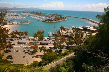 Dana Point. Dana Point, Güney Kaliforniya 'da, Orange County' de bir şehirdir. Dana Point Limanı, marinaları ve eklektik butikleriyle, yunus balıkları ve balina izleme gezileri için bir başlangıç noktasıdır. Dana Point 'te lüks yat ve teknelerin üzerinde gün batımı. 