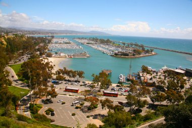 Dana Point. Dana Point, Güney Kaliforniya 'da, Orange County' de bir şehirdir. Dana Point Limanı, marinaları ve eklektik butikleriyle, yunus balıkları ve balina izleme gezileri için bir başlangıç noktasıdır. Dana Point 'te lüks yat ve teknelerin üzerinde gün batımı. 
