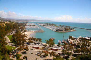 Dana Point. Dana Point, Güney Kaliforniya 'da, Orange County' de bir şehirdir. Dana Point Limanı, marinaları ve eklektik butikleriyle, yunus balıkları ve balina izleme gezileri için bir başlangıç noktasıdır. Dana Point 'te lüks yat ve teknelerin üzerinde gün batımı. 