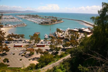 Dana Point. Dana Point, Güney Kaliforniya 'da, Orange County' de bir şehirdir. Dana Point Limanı, marinaları ve eklektik butikleriyle, yunus balıkları ve balina izleme gezileri için bir başlangıç noktasıdır. Dana Point 'te lüks yat ve teknelerin üzerinde gün batımı. 
