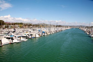 Dana Point. Dana Point, Güney Kaliforniya 'da, Orange County' de bir şehirdir. Dana Point Limanı, marinaları ve eklektik butikleriyle, yunus balıkları ve balina izleme gezileri için bir başlangıç noktasıdır. Dana Point 'te lüks yat ve teknelerin üzerinde gün batımı. 