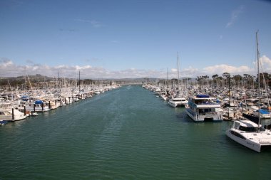 Dana Point. Dana Point, Güney Kaliforniya 'da, Orange County' de bir şehirdir. Dana Point Limanı, marinaları ve eklektik butikleriyle, yunus balıkları ve balina izleme gezileri için bir başlangıç noktasıdır. Dana Point 'te lüks yat ve teknelerin üzerinde gün batımı. 