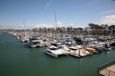 Dana Point. Dana Point, Güney Kaliforniya 'da, Orange County' de bir şehirdir. Dana Point Limanı, marinaları ve eklektik butikleriyle, yunus balıkları ve balina izleme gezileri için bir başlangıç noktasıdır. Dana Point 'te lüks yat ve teknelerin üzerinde gün batımı. 