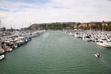 Dana Point. Dana Point, Güney Kaliforniya 'da, Orange County' de bir şehirdir. Dana Point Limanı, marinaları ve eklektik butikleriyle, yunus balıkları ve balina izleme gezileri için bir başlangıç noktasıdır. Dana Point 'te lüks yat ve teknelerin üzerinde gün batımı. 