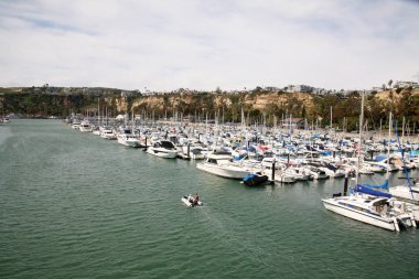 Dana Point. Dana Point, Güney Kaliforniya 'da, Orange County' de bir şehirdir. Dana Point Limanı, marinaları ve eklektik butikleriyle, yunus balıkları ve balina izleme gezileri için bir başlangıç noktasıdır. Dana Point 'te lüks yat ve teknelerin üzerinde gün batımı. 