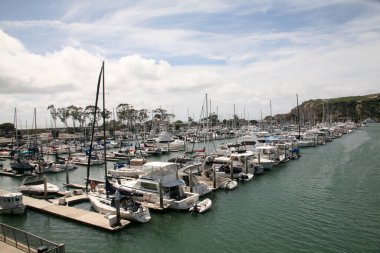 Dana Point. Dana Point, Güney Kaliforniya 'da, Orange County' de bir şehirdir. Dana Point Limanı, marinaları ve eklektik butikleriyle, yunus balıkları ve balina izleme gezileri için bir başlangıç noktasıdır. Dana Point 'te lüks yat ve teknelerin üzerinde gün batımı. 