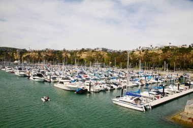Dana Point. Dana Point, Güney Kaliforniya 'da, Orange County' de bir şehirdir. Dana Point Limanı, marinaları ve eklektik butikleriyle, yunus balıkları ve balina izleme gezileri için bir başlangıç noktasıdır. Dana Point 'te lüks yat ve teknelerin üzerinde gün batımı. 