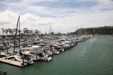Dana Point. Dana Point, Güney Kaliforniya 'da, Orange County' de bir şehirdir. Dana Point Limanı, marinaları ve eklektik butikleriyle, yunus balıkları ve balina izleme gezileri için bir başlangıç noktasıdır. Dana Point 'te lüks yat ve teknelerin üzerinde gün batımı. 