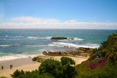 Laguna Sahili, Kaliforniya. Laguna Sahili, Main Beach. Crescent Bay of Laguna Beach, Orange County, Kaliforniya ABD. Laguna. Heisler Park 'taki Pasifik Okyanusu manzarası. Orange County California 'da. Sörf yukarı. Laguna Sahili Sahil Hattı ve Pasifik Sahil Otoyolu.