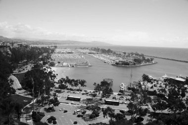 Dana Point. Dana Point, Güney Kaliforniya 'da, Orange County' de bir şehirdir. Dana Point Limanı, marinaları ve eklektik butikleriyle, yunus balıkları ve balina izleme gezileri için bir başlangıç noktasıdır. Dana Point 'te lüks yat ve teknelerin üzerinde gün batımı. 