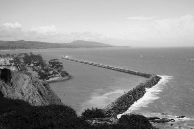 Dana Point. Dana Point, Güney Kaliforniya 'da, Orange County' de bir şehirdir. Dana Point Limanı, marinaları ve eklektik butikleriyle, yunus balıkları ve balina izleme gezileri için bir başlangıç noktasıdır. Dana Point 'te lüks yat ve teknelerin üzerinde gün batımı. 