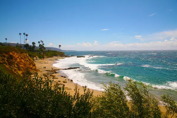 Laguna Sahili, Kaliforniya. Laguna Sahili, Main Beach. Crescent Bay of Laguna Beach, Orange County, Kaliforniya ABD. Laguna. Heisler Park 'taki Pasifik Okyanusu manzarası. Orange County California 'da. Sörf yukarı. Laguna Sahili Sahil Hattı ve Pasifik Sahil Otoyolu.
