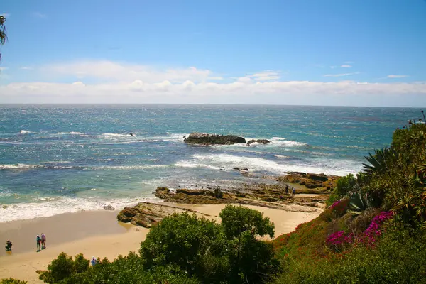 Laguna Sahili, Kaliforniya. Laguna Sahili, Main Beach. Crescent Bay of Laguna Beach, Orange County, Kaliforniya ABD. Laguna. Heisler Park 'taki Pasifik Okyanusu manzarası. Orange County California 'da. Sörf yukarı. Laguna Sahili Sahil Hattı ve Pasifik Sahil Otoyolu.